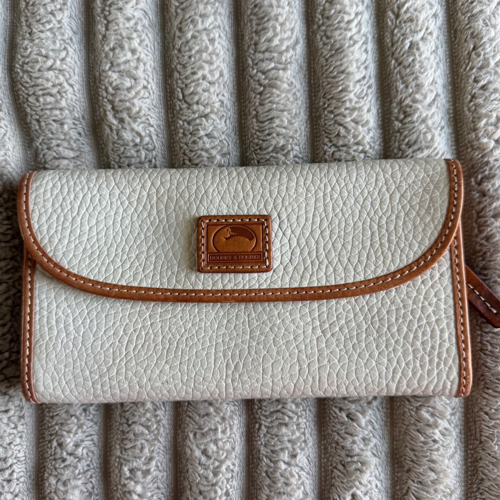 Dooney & Bourke Cream Pebbled Leather Trifold Wallet Tan Trim Duck Logo